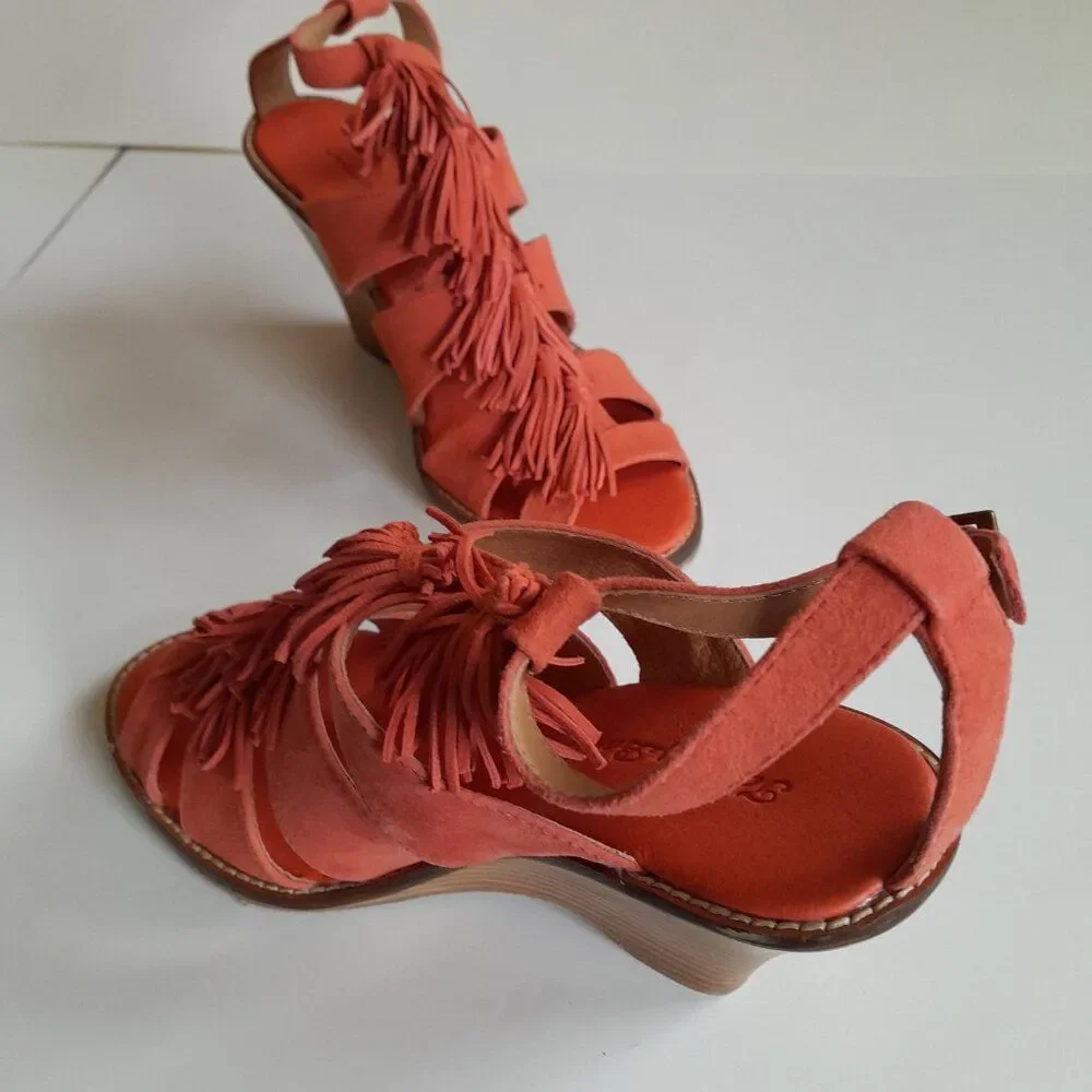 Tommy Bahama Palrinna Wedge Sandals Size 7 Tan Open Toe Tasseled Ankle Heel